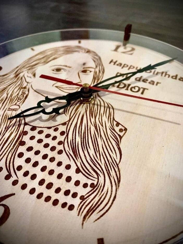 Gift-worthy wall clock in wooden design